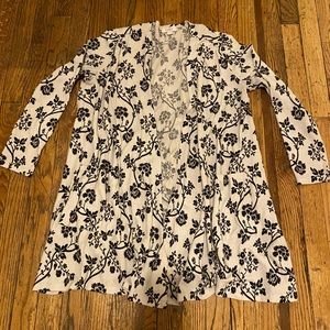 This light-weight LulaRoe cardigan features a B&W floral design. It has pockets.